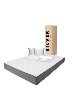 Colchón en caja protector, sábana y almohada